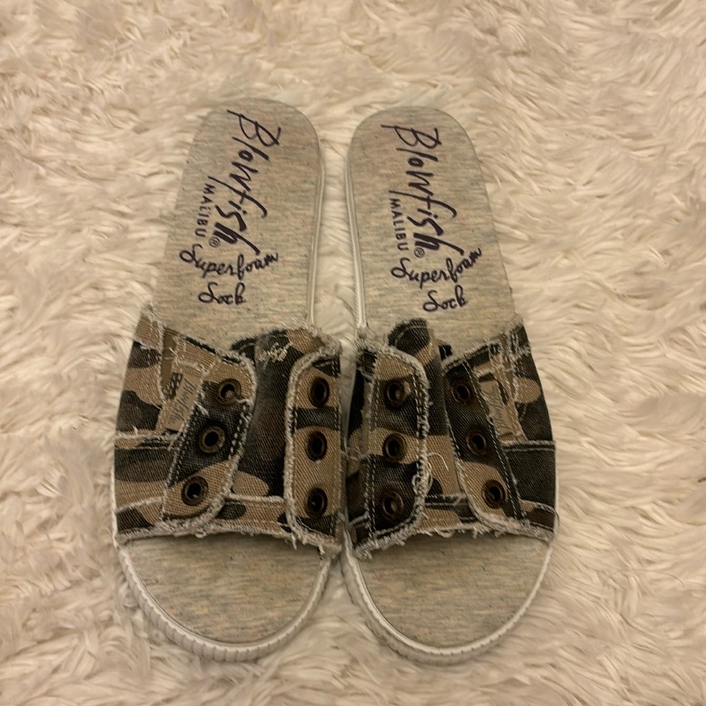 Blowfish Fresco slip on sandals in the color natural camo size 9